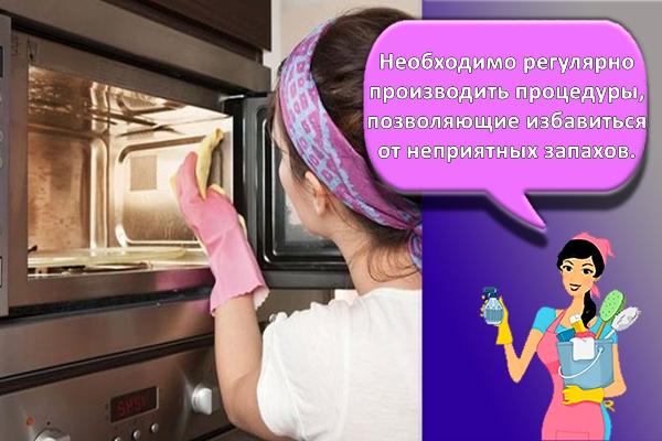 девушка моет микроволновку