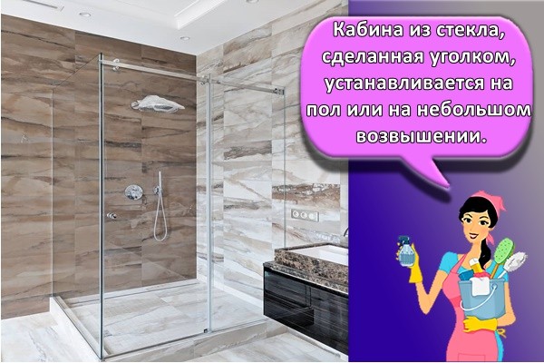 Кабина из стекла, сделанная уголком, устанавливается на пол или на небольшом возвышении.
