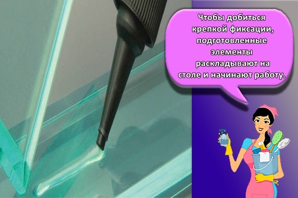 Чтобы добиться крепкой фиксации, подготовленные элементы раскладывают на столе и начинают работу.